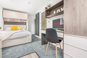 1 多间卧室、熨斗/熨衣板、上网接入、床单