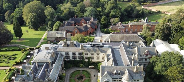 Un vaste domaine historique comprenant plusieurs bâtiments, une cour centrale et un fossé.