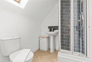 Ein kleines Badezimmer mit Toilette, Waschbecken und Duschkabine.