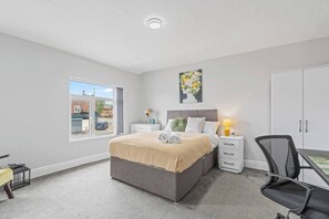 5 habitaciones, tabla de planchar con plancha, internet y ropa de cama