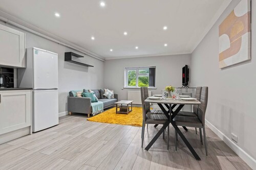 Elegant 5-Bedroom Home near CBS Arena