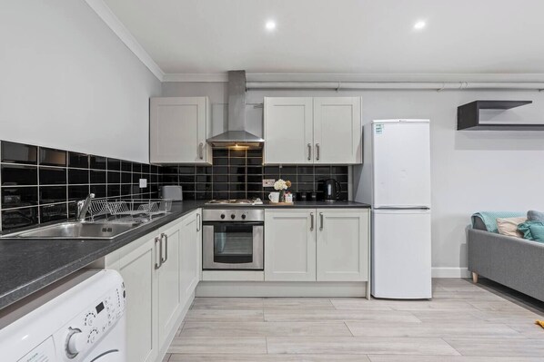 Refrigerador, microondas, horno y parrilla de estufa 