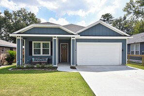 Exterior - Downtown Tomball-Built in 2025, King Bed, Sleeps 6 (Tomball)