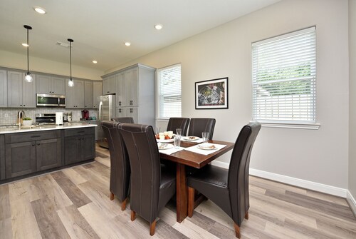 Downtown Tomball-Built in 2025, King Bed, Sleeps 6