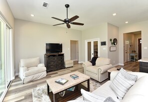 Smart TV, DVD player, books, video library - Downtown Tomball-Built in 2025, King Bed, Sleeps 6 (Tomball)