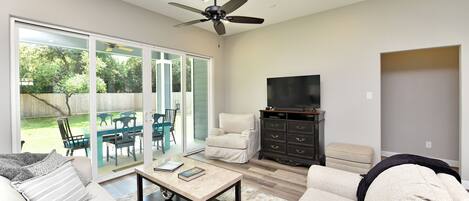 Smart TV, reproductor de DVD, libros y videoteca