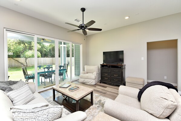 Smart TV, DVD player, books, video library - Downtown Tomball-Built in 2025, King Bed, Sleeps 6 (Tomball)