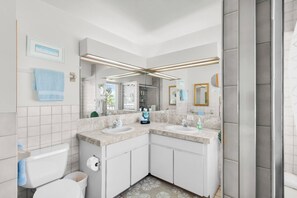 Haartrockner, Handtücher, Seife, Toilettenpapier