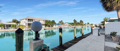 Een buitenzwembad en een verwarmd zwembad