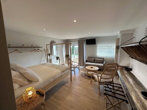 2 habitaciones, tabla de planchar con plancha y cuna de viaje 