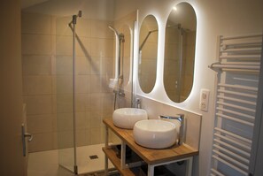 Shower, eco-friendly toiletries, hair dryer, towels - Le Logis des Écuries **** - Charming rooms with swimming pool - Côte Roannaise (Renaison)