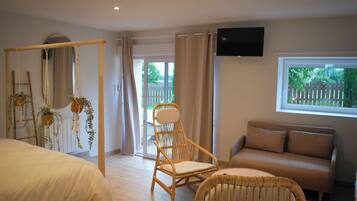 Iron/ironing board, travel cot, free WiFi, bed sheets