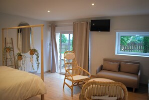 Tabla de planchar con plancha, cuna de viaje, wifi gratis y ropa de cama