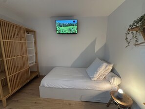 Fer et planche à repasser, lit parapluie, Wi-Fi gratuit, draps fournis