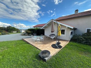 Outdoor dining - Le Logis des Écuries **** - Charming rooms with swimming pool - Côte Roannaise (Renaison)