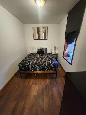 1 bedroom, iron/ironing board, WiFi, bed sheets - 1-bedroom apartment in charming Chicago with AC and free street parking (Chicago)