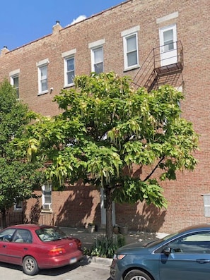 Exterior - 1-bedroom apartment in charming Chicago with AC and free street parking (Chicago)