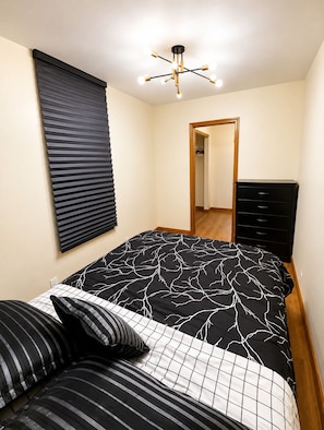1 bedroom, iron/ironing board, free WiFi, bed sheets - 1-bedroom apartment in charming Chicago with AC and free street parking (Chicago)