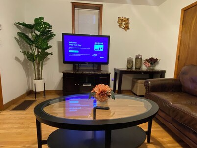 1-bedroom apartment in charming Chicago with AC and free street parking