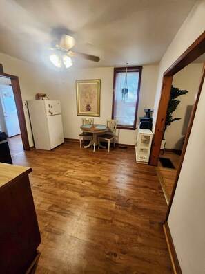 Interior - 1-bedroom apartment in charming Chicago with AC and free street parking (Chicago)