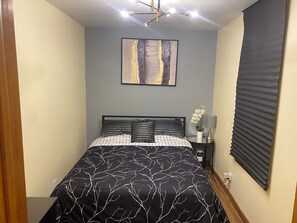 1 habitación, tabla de planchar con plancha, wifi gratis y ropa de cama 