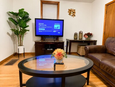1-bedroom apartment in charming Chicago with AC and free street parking