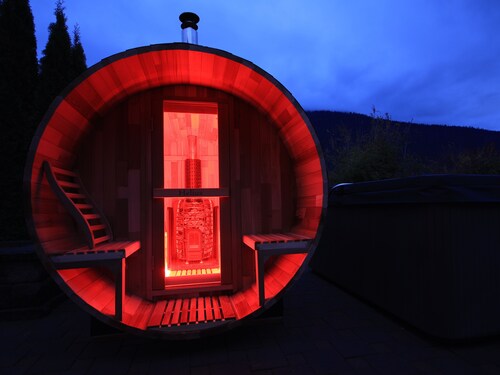 The Kingfisher Estate, 4BR, Hottub/sauna, massage chairs, heated garage