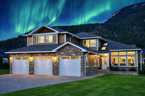 The Kingfisher Estate, 4BR, Hottub/sauna, massage chairs, heated garage