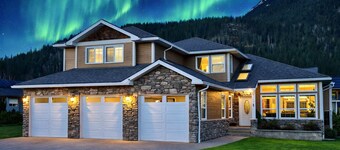 The Kingfisher Estate, 4BR, Hottub/sauna, massage chairs, heated garage