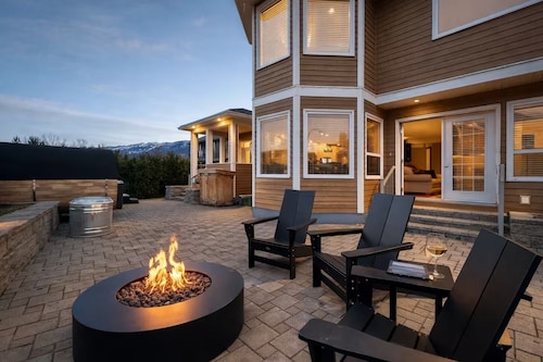 The Kingfisher Estate, 4BR, Hottub/sauna, massage chairs, heated garage