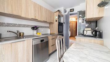 Apartment | Private kitchen | Cookware/dishes/utensils