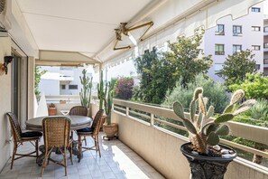 Apartment | Outdoor dining