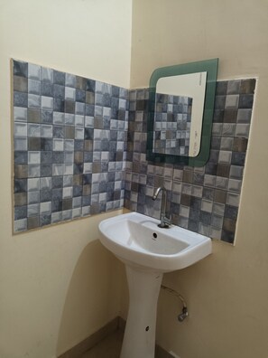 Ducha, toallas, jabón y papel higiénico