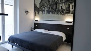 Caja de seguridad en la habitación y espacio para trabajar con laptop