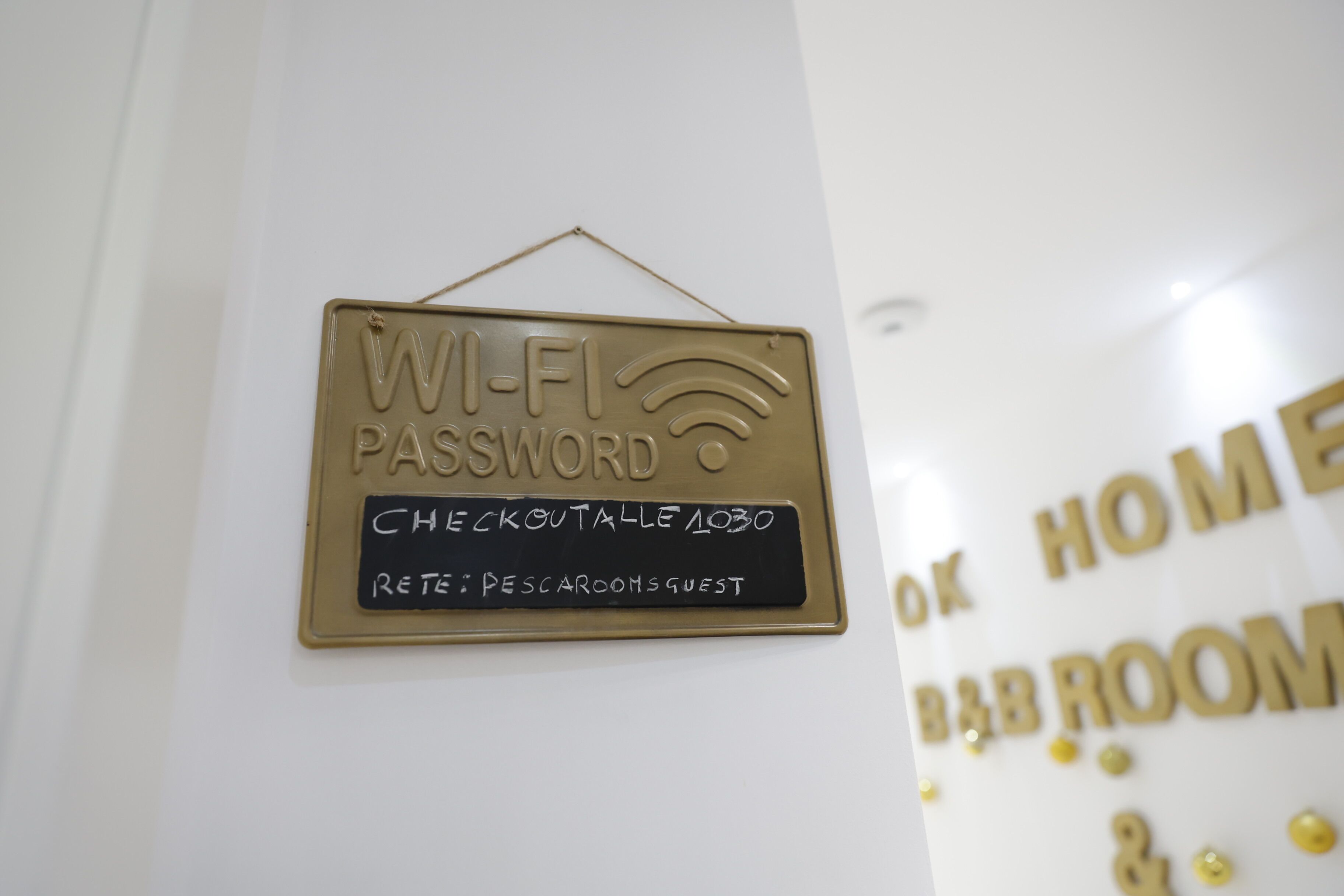 Ein Schild mit dem WLAN-Passwort und der Check-out-Zeit.