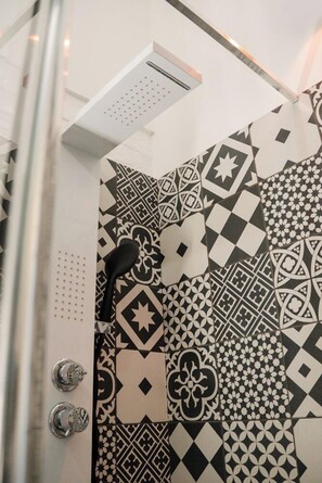 Kahden hengen comfort-huone (yksi tai kaksi sänkyä), 1 keskisuuri parisänky, oma kylpyhuone | Kylpyhuone | Suihku, ilmaiset hygieniatuotteet, hiustenkuivaaja, pyyhkeet