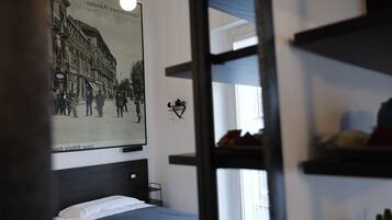 Habitación Confort con 1 cama doble o 2 individuales, 1 cama de matrimonio, baño privado | Caja fuerte y espacio para trabajar con un portátil