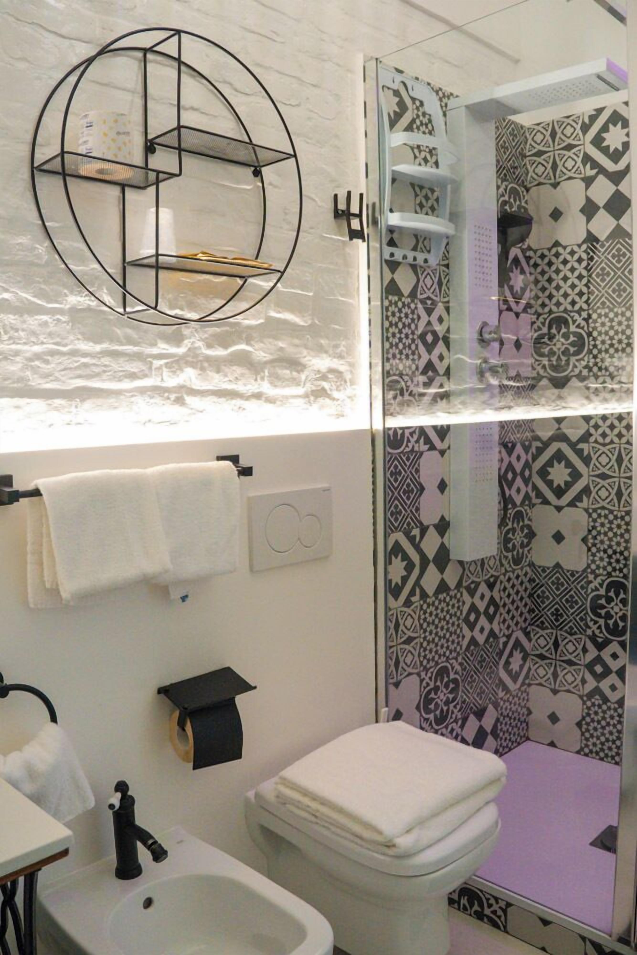 Habitación Confort con 1 cama doble o 2 individuales, 1 cama de matrimonio, baño privado | Baño | Ducha, artículos de higiene personal gratuitos y secador de pelo
