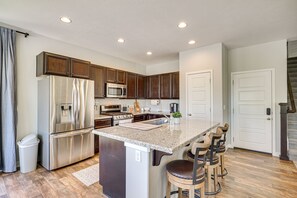 Kjøleskap, mikrobølgeovn, ovn og kokeplater