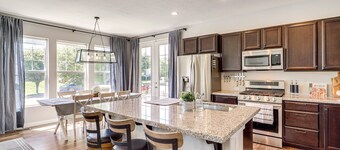 Daybreak Cottage Home w Mountain Views