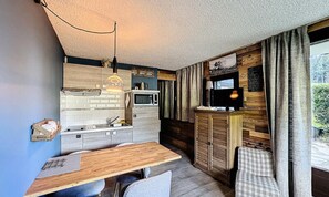 Fridge, microwave, oven, coffee/tea maker - Apartment in Les Gets With Ski Slope Access (Les Gets)