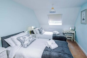 Bügeleisen/Bügelbrett, Reisekinderbett, kostenloses WLAN, Bettwäsche