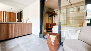A modern kitchen with wooden cabinetry and a large window. - Atlantica Prime Copacabana Ocean View (Rio de Janeiro)