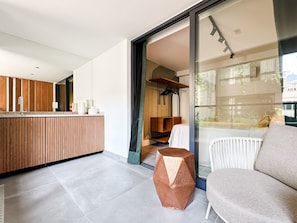 2 عدّة غرف نوم ومكواة/لوح كي وواي فاي وملاءات أسرّة