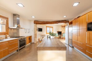 Jääkaappi, mikroaaltouuni, uuni, astianpesukone