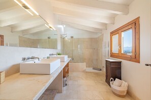 Shower, hair dryer, bidet, towels