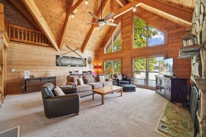 Living area -  Lakefront | Sleeps 10+ | Fire Pit | Kayaks | Deck | Vaulted Ceilings (Denver)