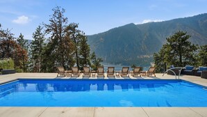 A swimming pool with lounge chairs and a view of mountains. - Summit Ridge - Lake Chelan & Mountain Views (Manson)