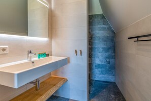 Villa | Bathroom | Bathtub - Modern, Luxurious and Sustainable Nature Villa (De Waal)
