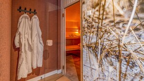 Un mur en bois sur lequel est fixé un porte-manteau avec plusieurs chemises blanches.
